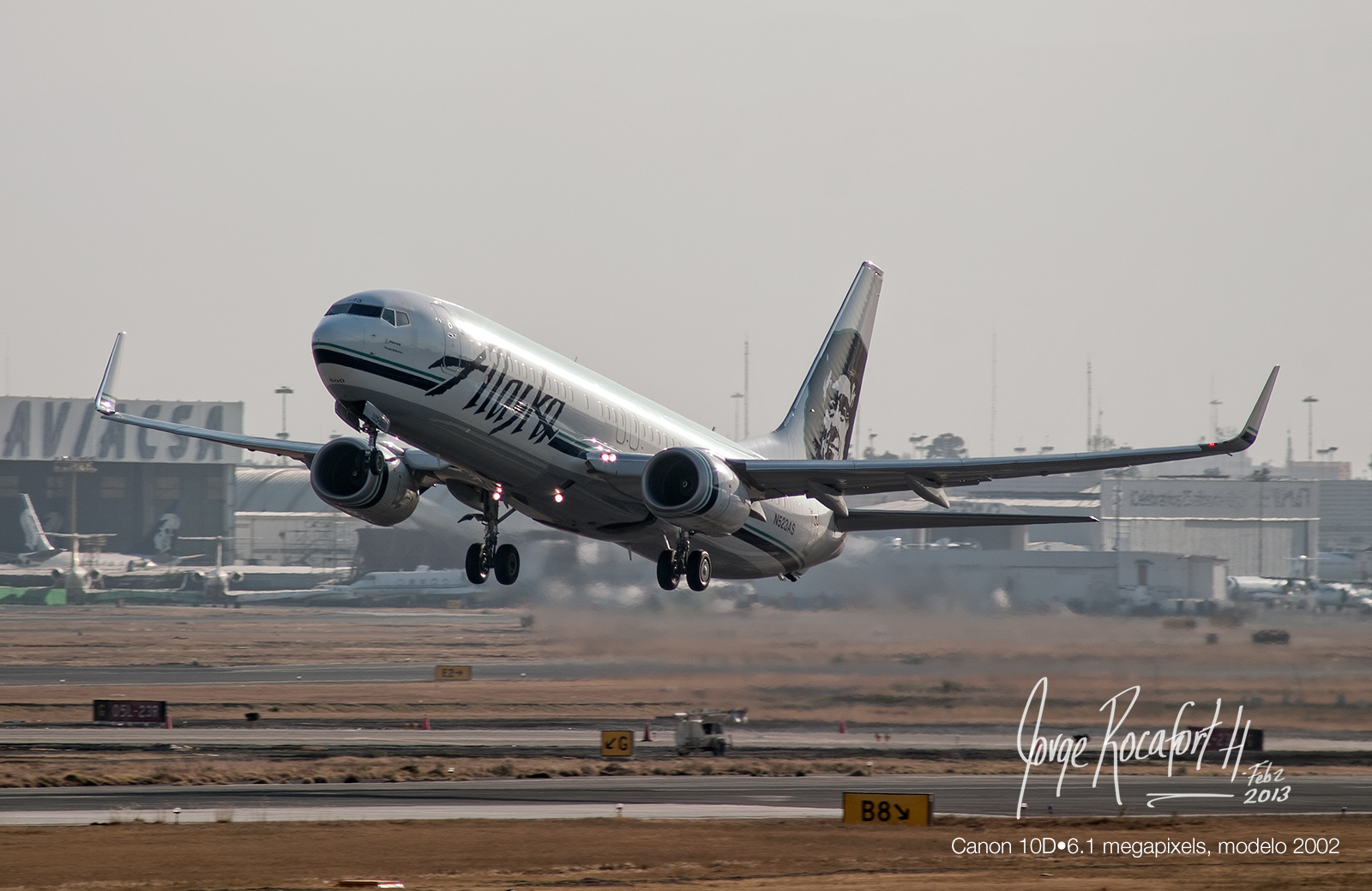 Alaska 737-800 takeoff