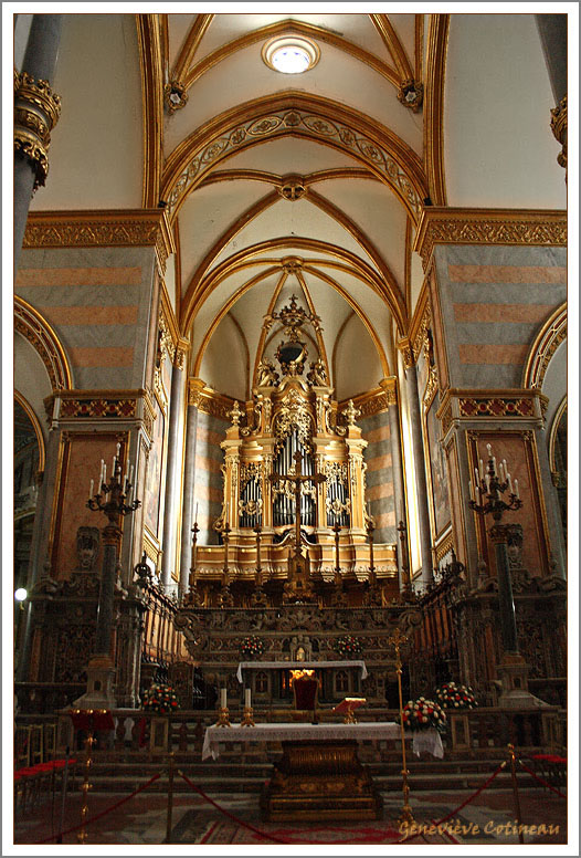 Lorgue et lautel principal de lglise de San Domenico Maggiore