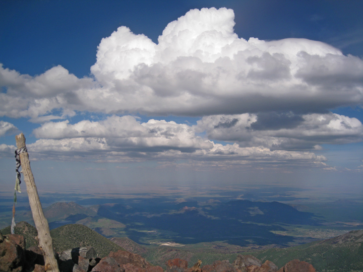 Crepuscular rays below the cumulus