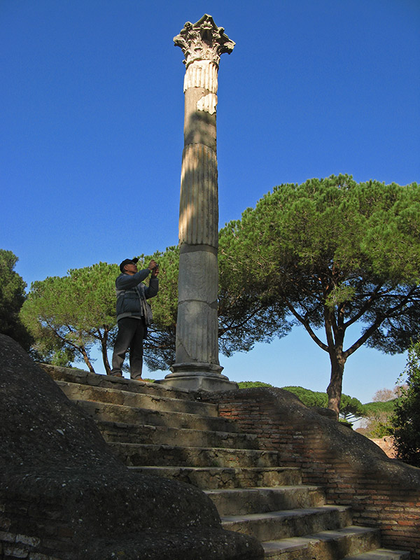 Column with photographer7012
