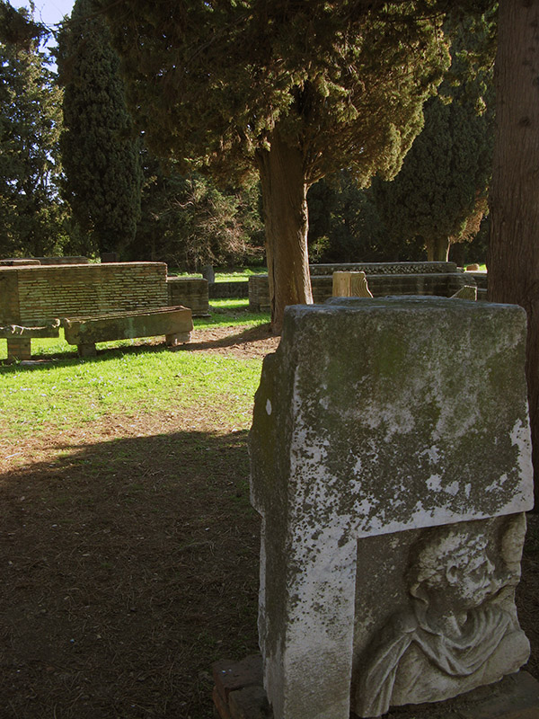 Sunlight and shadows in the necropolis7037