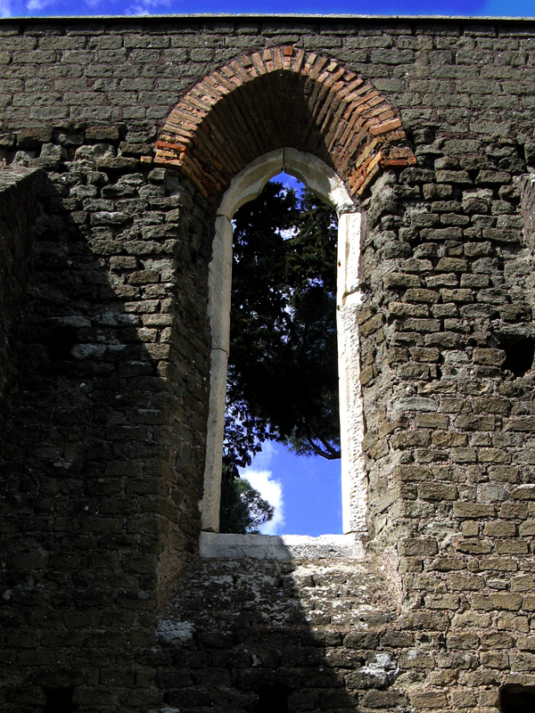 Window in the ruins of San Nicola0892