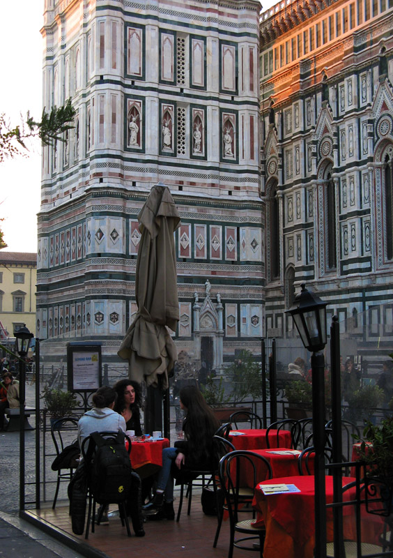 Caffe in the shadow of the Duomo3704