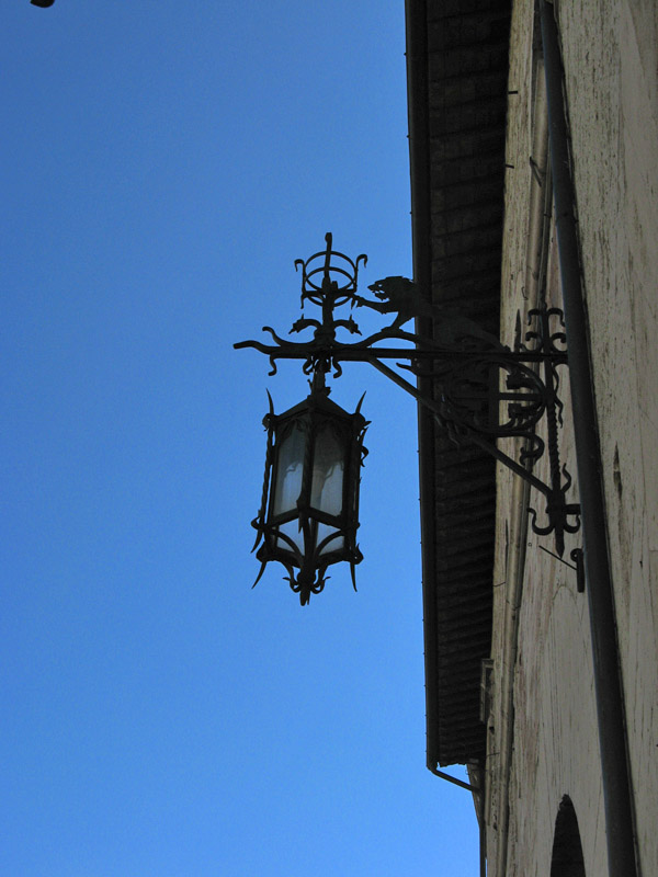 Lamp on Piazza del Comune6273