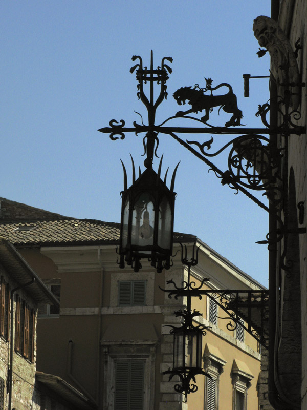 Lamp on Piazza del Comune6274
