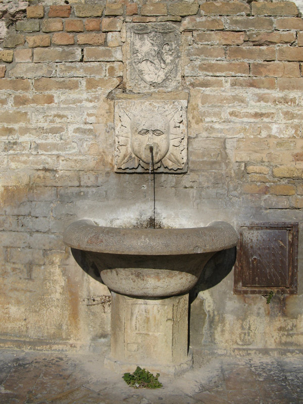 Fountain with sunny face6626