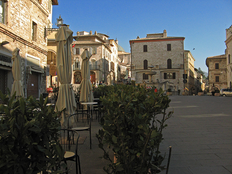 Piazza del Comune, view towards San Rufino6651