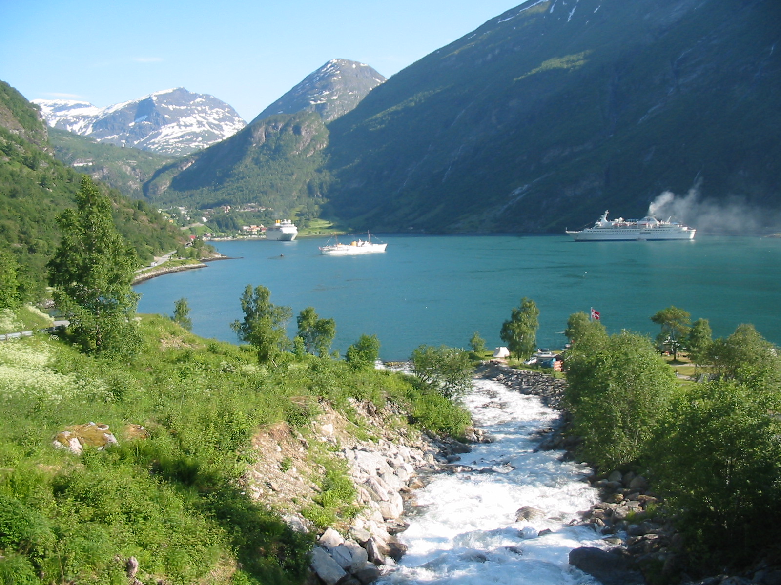 WATER RUSHES TO THE FJORD
