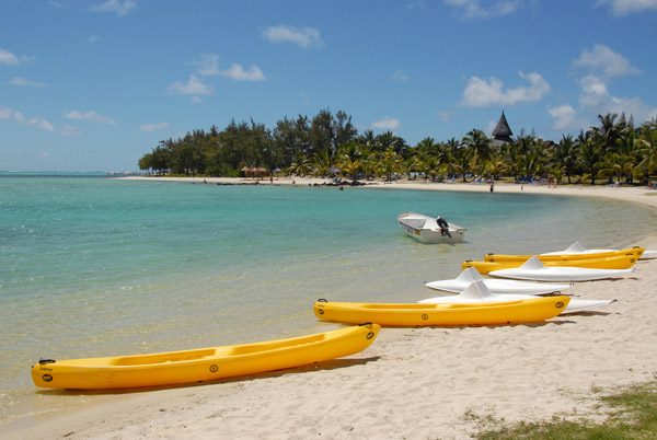 Kayaks on the Shandrani Hotel beach at Blue Bay