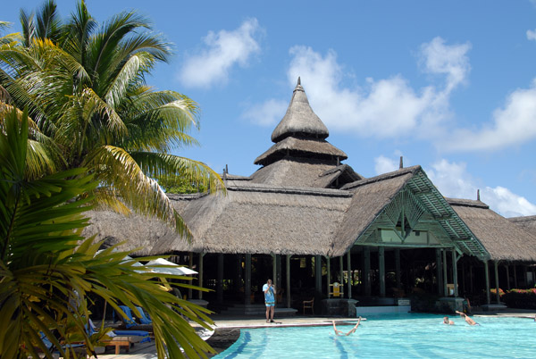 Thatched lobby building opening up onto the main pool, Shandrani Hotel, Mauritius