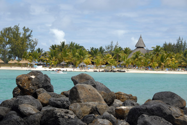 Heading to the second beach of the Shandrani Hotel