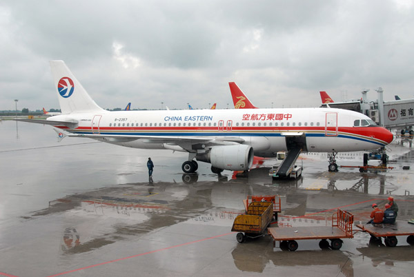 China Eastern A320 (B-2357) at Xi'an (XIY)