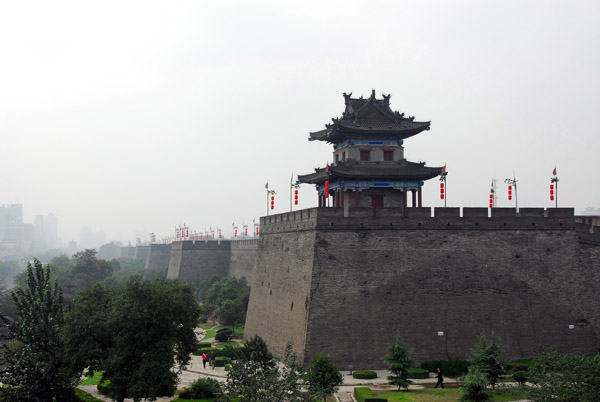 The city wall of Xi'an was built in 1370 and are 12m high