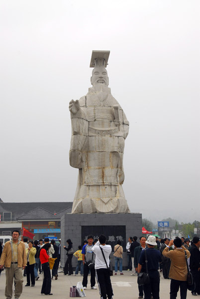 Oversized statue of Emperor Qin Shi Huang