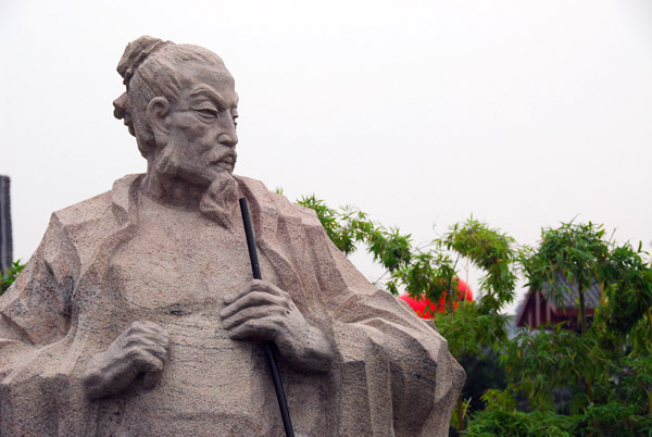 The square north of the Big Wild Goose Pagoda has 8 sculptures of historic figures from the Tang Dynasty