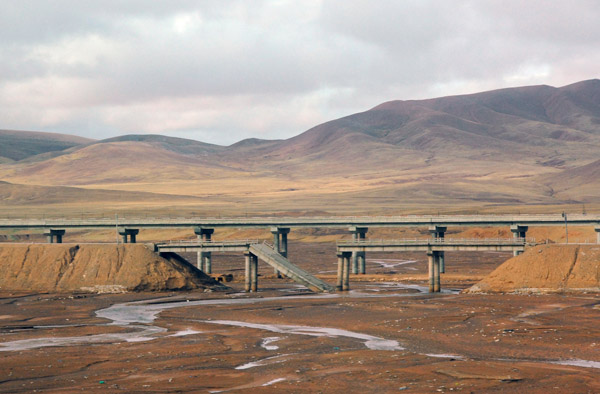 Collapses road bridge near Jiangkedong, 1174 km from Xining