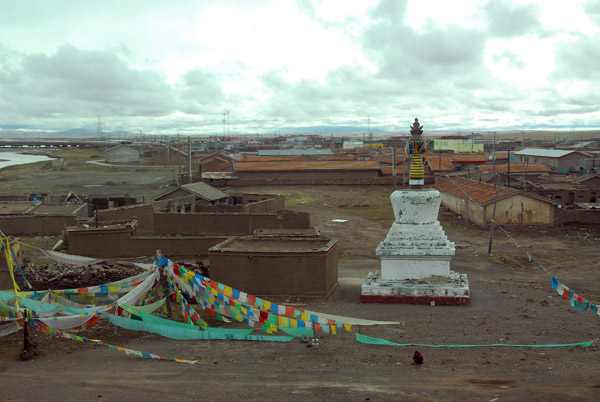 Stupa and prayer flags, Tuotuo Heyan