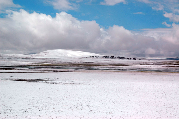 Snowy and desolate Tibetan Plateau