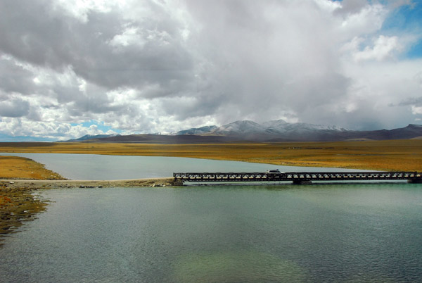 Tibet Highway crossing a river (N31.805/E91.546) near Liantonghe Station