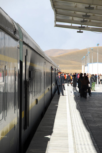 Train at the platform at Na Qu Station