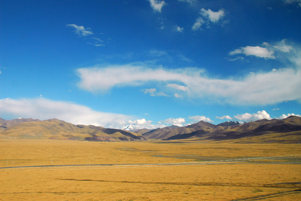 Vast plain in front of the Nyainqentanglha Range of mountains