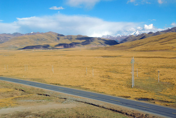 Qinghai-Tibet Highway along the Nyainqentanglha Range, Tibet