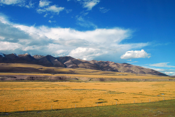 Nyainqentanglha Range and grassland, Tibet