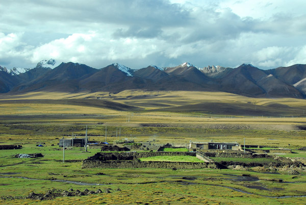 Nyainqentanglha Range and grassland, Tibet