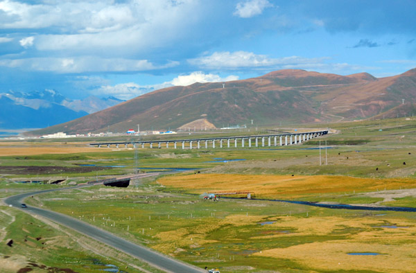 Railroad viaduct outside Dangxiong (N30.455/E91.060) Tibet