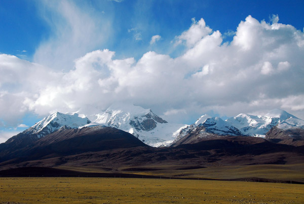 Nyainqentanghla Shan mountain range northwest of Lhasa