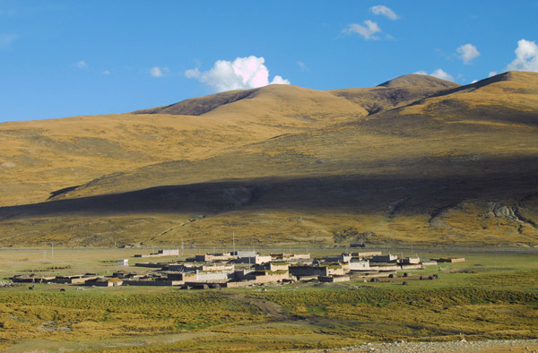 Village a short distance outside Yang Ba Jing (Yangpachen) Tibet
