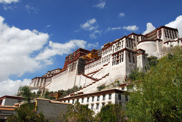 The Potola Palace is built on top of Marpo Ri (Red Mountain)