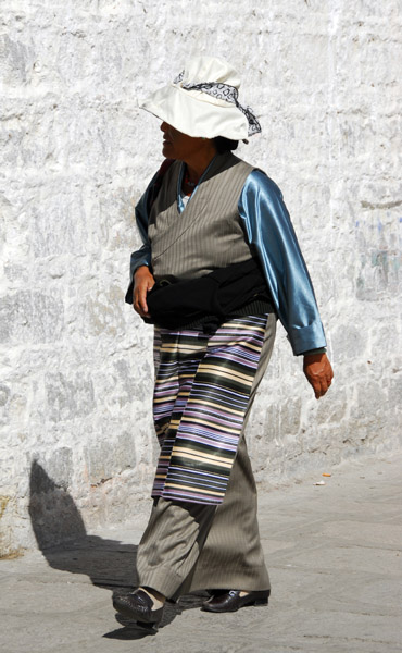 Women in traditional Tibetan apron