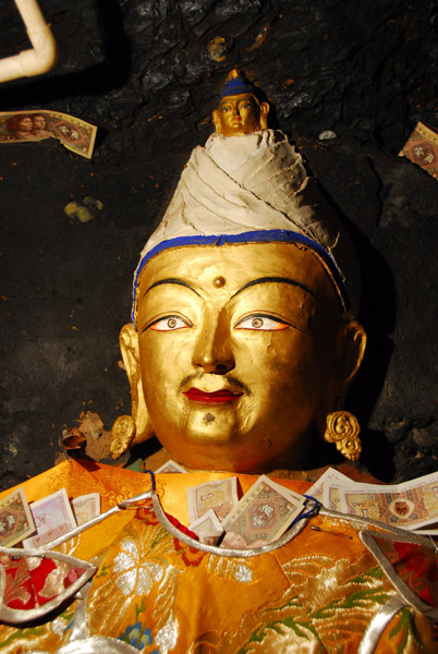 Palha Lu-puk was founded as a meditation cave for King Songtsan Gampo in the 7th Century