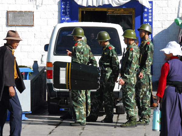 Chinese soldiers, Jokhang Square