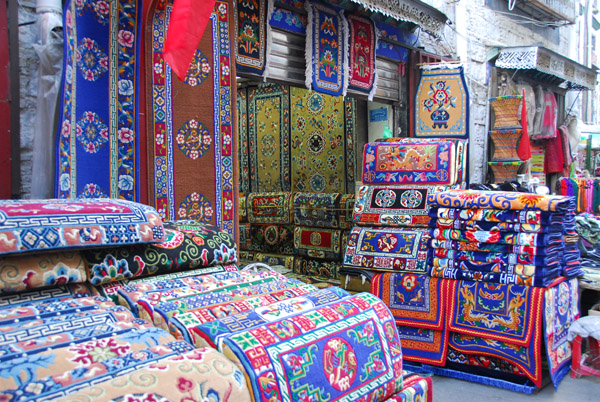 Shop with machine-made Chinese carpets
