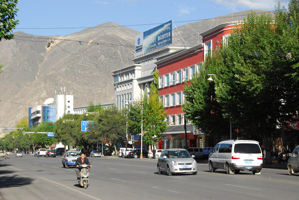 Looking west of Beijing Zhonglu, new town Lhasa