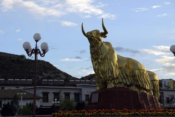 Golden yak monument , Beijing Zhonglu just west of the Potola