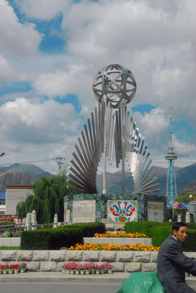 New monument in eastern Lhasa