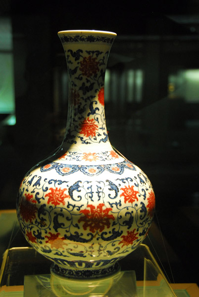 Blue and white bottle vase with design of interlocking lotus sprays in underglaze red