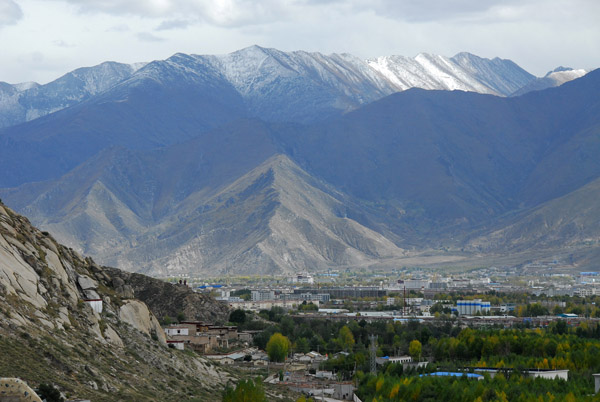 Descending to the outskirts of Lhasa
