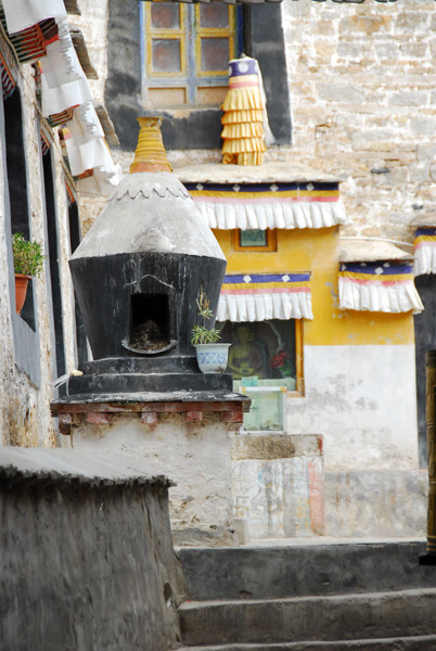 Incense burners, Sera Monastery