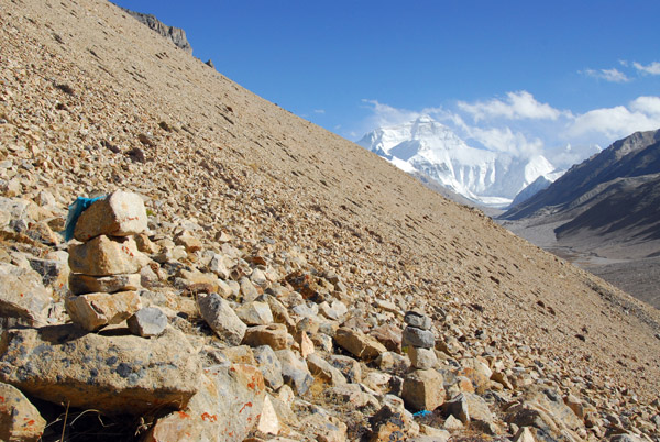 Stone cairns with Mt Everest, Rongphu