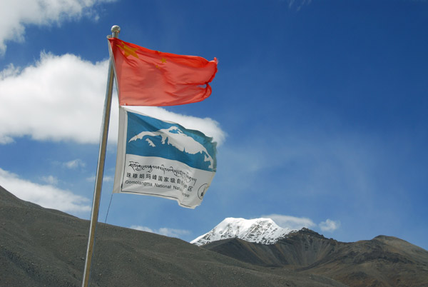 Chinese flag with the flag of the Qomolangma Nature Preserve