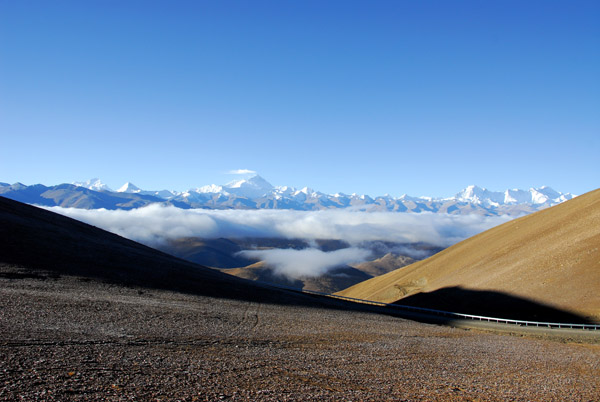 Full range of the Great Himalaya 60 km away from the summit of Pang-la Pass