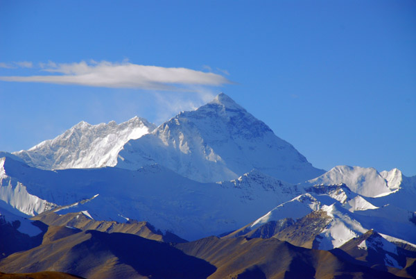 Mount Everest 8848m (29,028ft) and Lhotse 8516 metres (27,940 ft), 60 km from the summit of Pang-la Pass