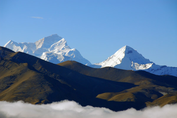 Chomo Lonzo 7780m and Makalu 8463m (27,765 ft) both on the left, with an unknown peak on the right, seen from Pang-la Pass