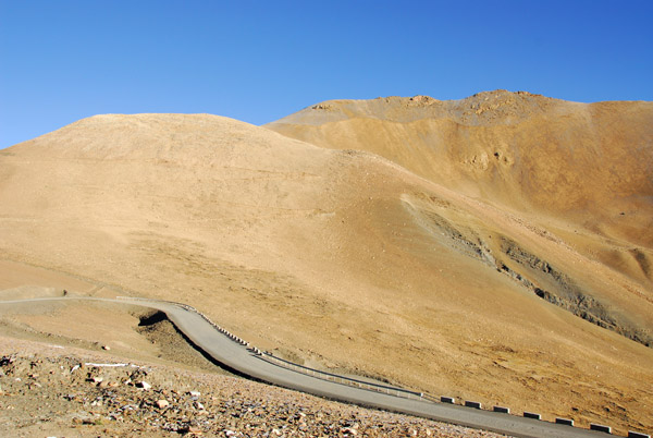 The road down Pang-la Pass