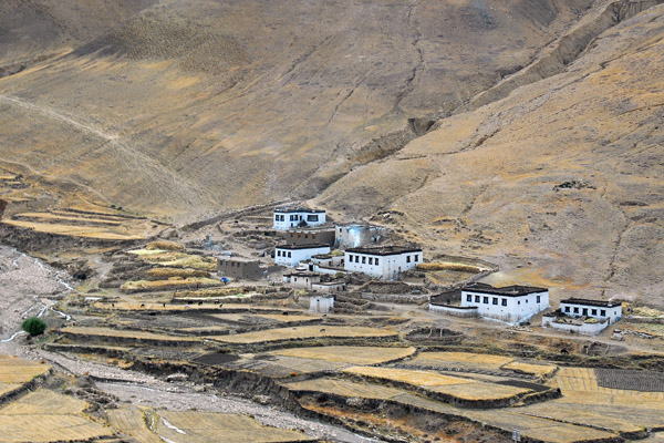 The first small village south of Pang-la Pass, Yungya Hamlet