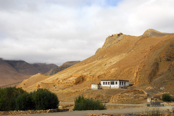 House among ruins, New Tingri to Everest Base Camp road